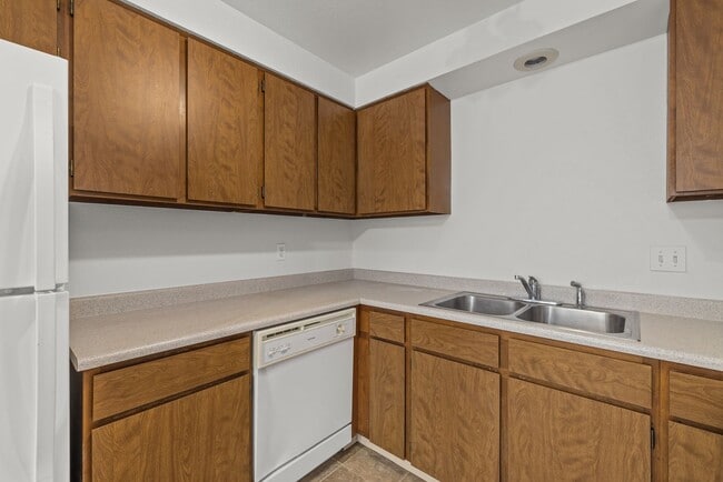 Building Photo - Charming townhome centrally located with great access to the Greenbelt and BSU!