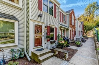 Building Photo - 2 Colonial Ct