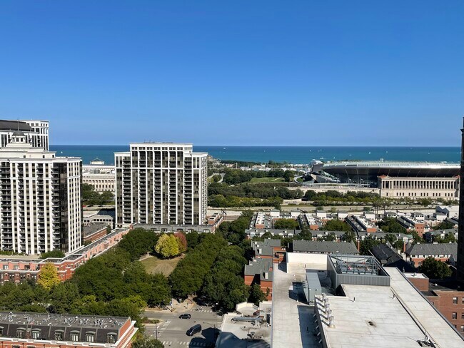 Whole unit faces lake view - 1400 S Michigan Ave