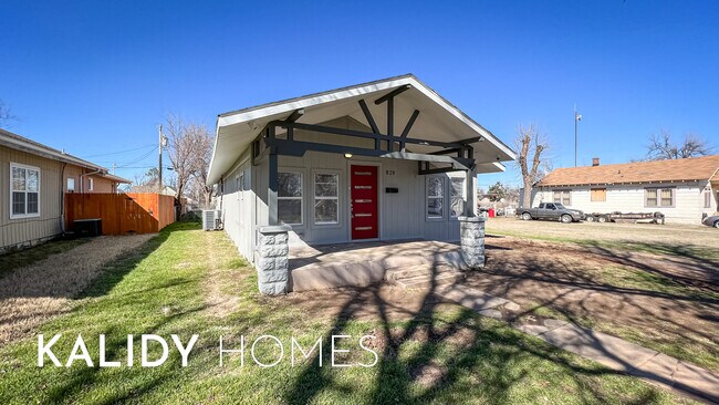 Building Photo - 828 S Ellison Ave