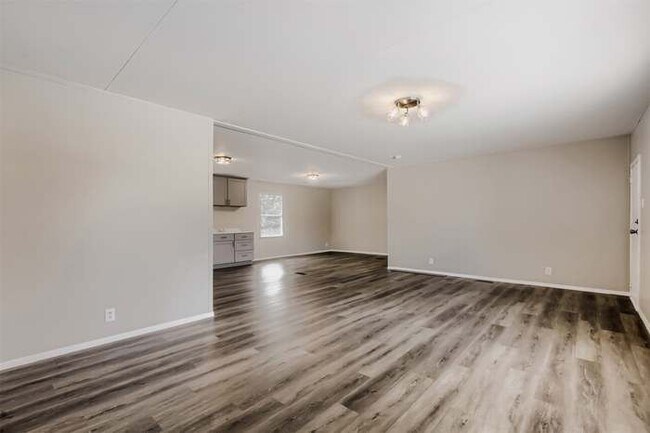 Building Photo - 1017 Rosewood Dr