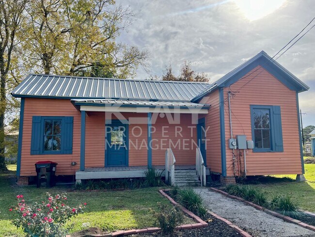 Building Photo - 2 Bedroom, 1 Bathroom House is Available Now!