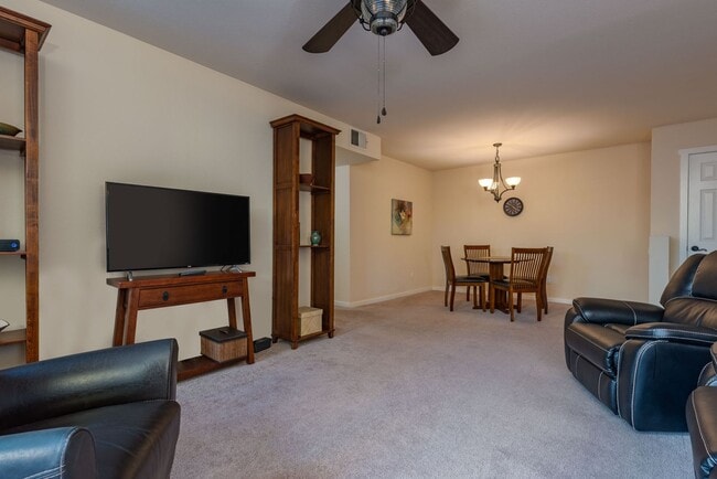 Foto del edificio - Fully Furnished Ground Level Available Now!