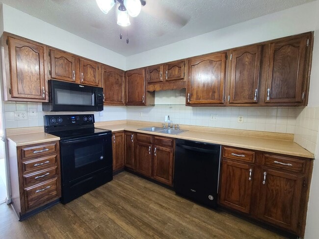 Building Photo - 2595 Stratford Dr