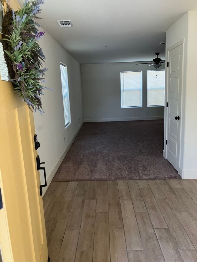 Foto del edificio - 5 bedroom 3 1/2 bath house in gated commun...