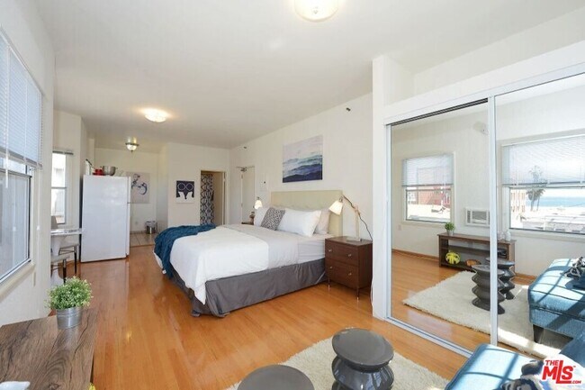 Building Photo - 26 Breeze Ave