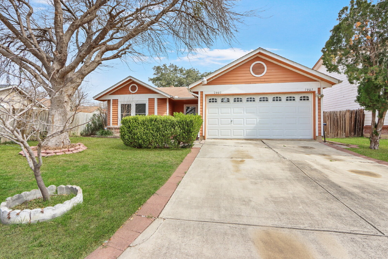 Primary Photo - "Cozy 3-Bedroom Retreat with Fireplace Cha...