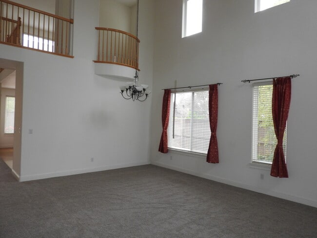 Building Photo - Fabulous Serrano Home