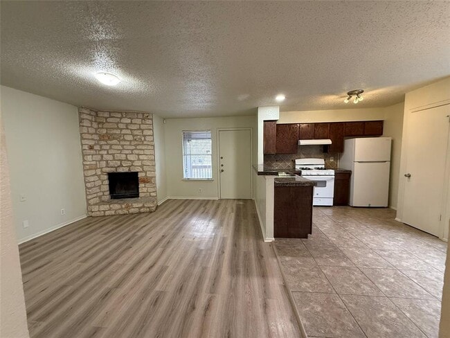 Building Photo - 9810 Roxanna Dr