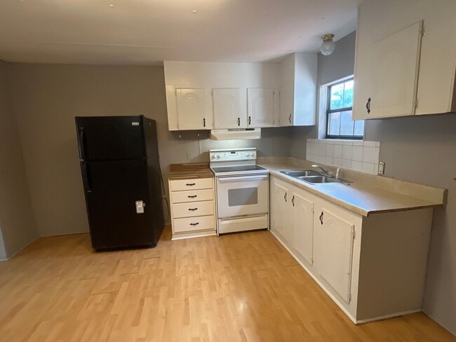 Building Photo - 2 Bed 1.5 Bath Duplex