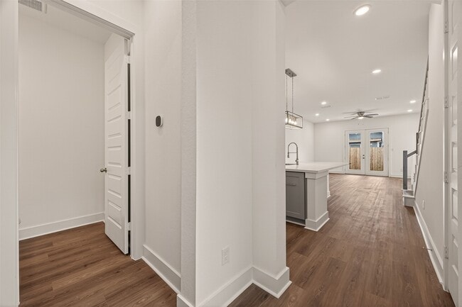 Building Photo - 1502 Hussion St