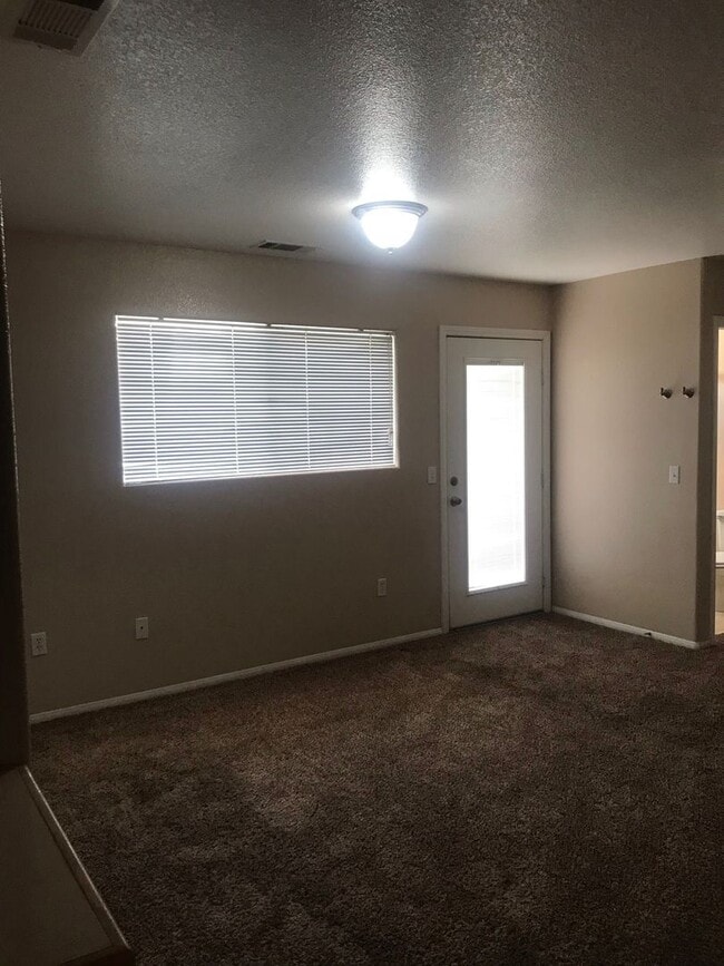 Building Photo - 4 BEDROOM HOME WITH VIEWS, NEAR WAALEW IN SYCAMORE ROCKS AREA OF APPLE VALLEY.