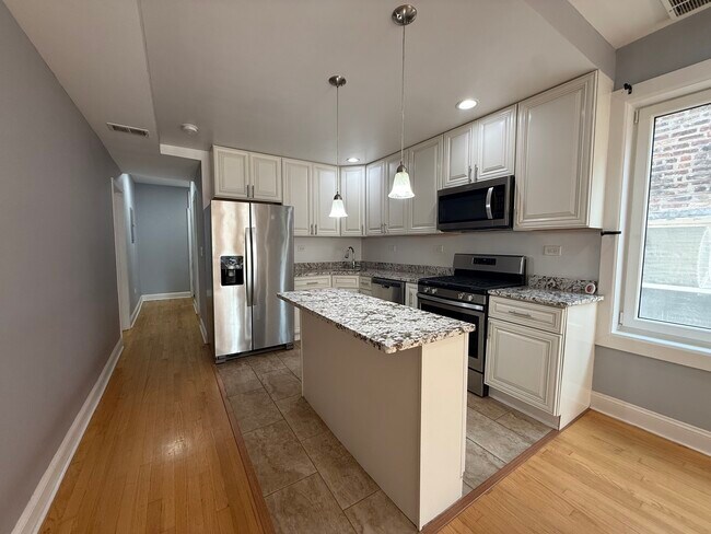 Foto del edificio - 2449 N Ridgeway Ave