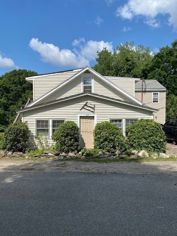 Building Photo - 117 Towtaid St