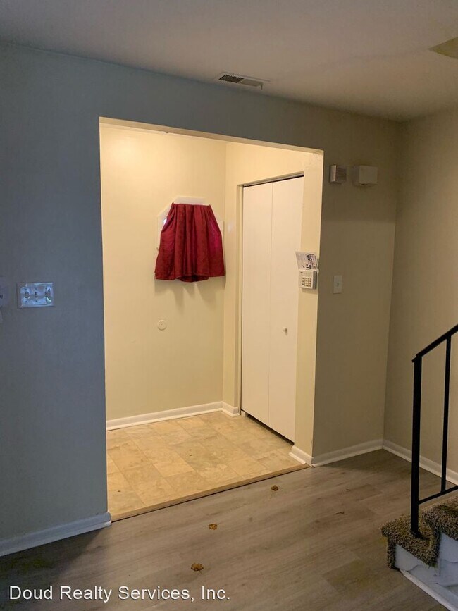 Building Photo - 3 br, 1.5 bath House - 5615 Dodington Ct