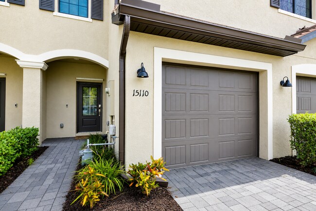 Building Photo - PHENOMENAL 3 BEDROOM TOWNHOME - LORRAINE LAKES LAKEWOOD RANCH! MOVE IN READY! ANNUAL LEASE!