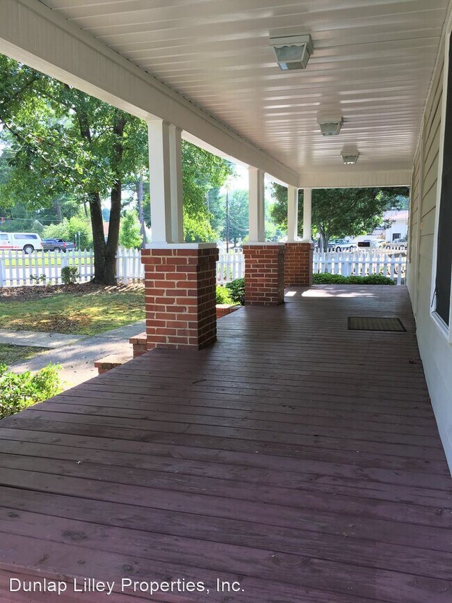 Building Photo - 6 br, 5 bath House - 410 W. Main St.