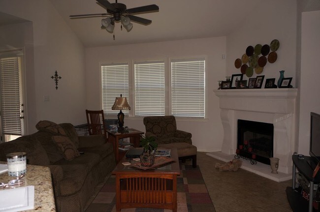 Foto del edificio - 2414 Powderham Ln