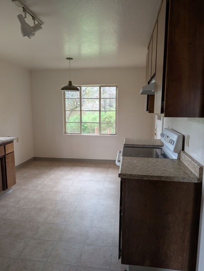 Building Photo - Single story country home with breathtaking views!