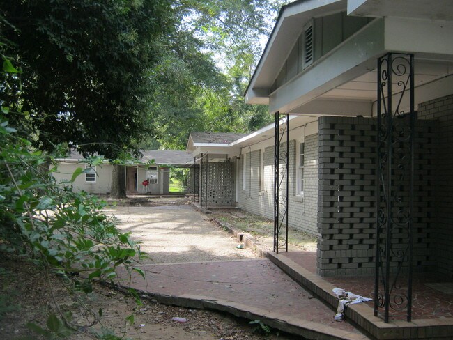 Building Photo - 731 Winston Rd
