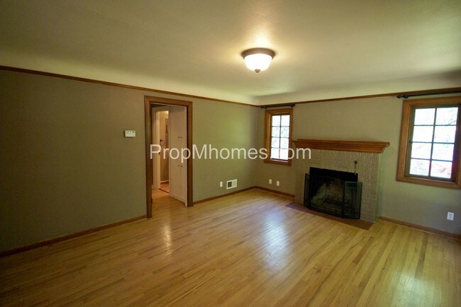 Building Photo - 14927 SE Oatfield Rd