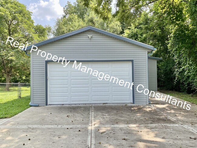 Foto del edificio - 3 Bedroom w Bonus Rm Fenced Yard & Shop