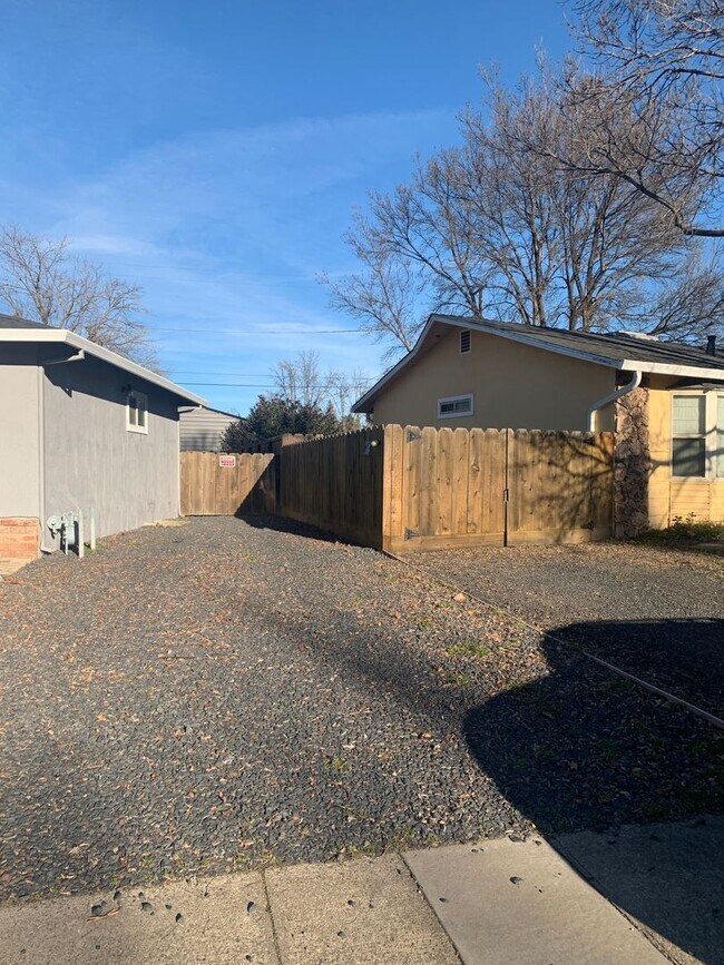 Building Photo - 3 Bedroom, 2 bath home in Chico, Just off ...