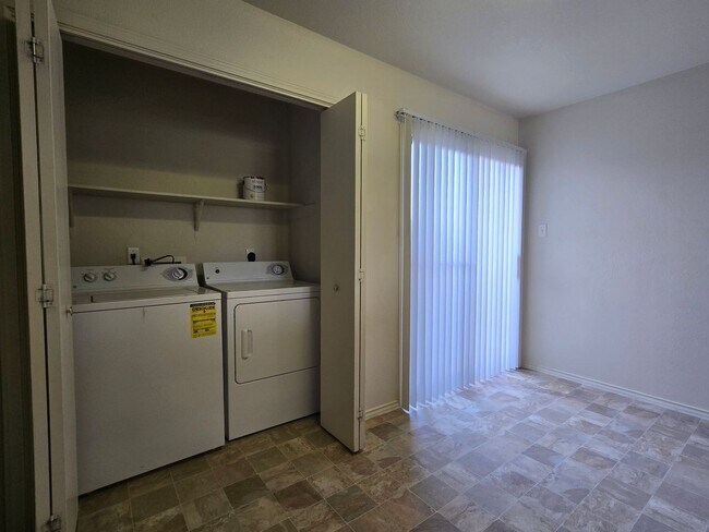 Building Photo - PRICE REDUCTION - AVAILABLE NOW!