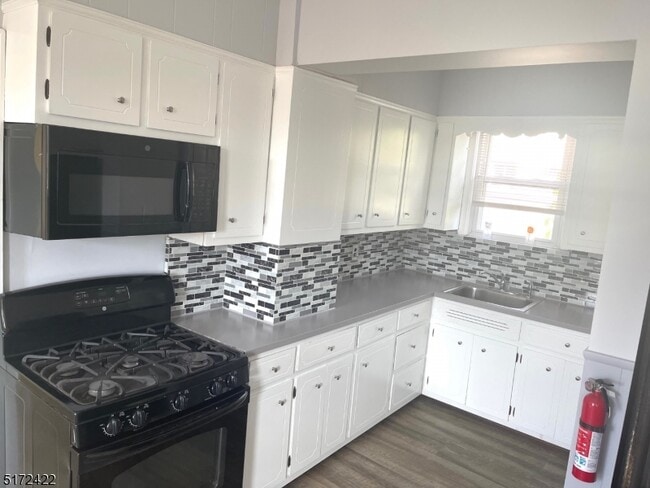 Building Photo - 122 Maple Ave