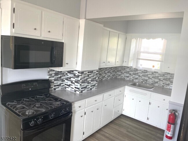 Foto del edificio - 122 Maple Ave