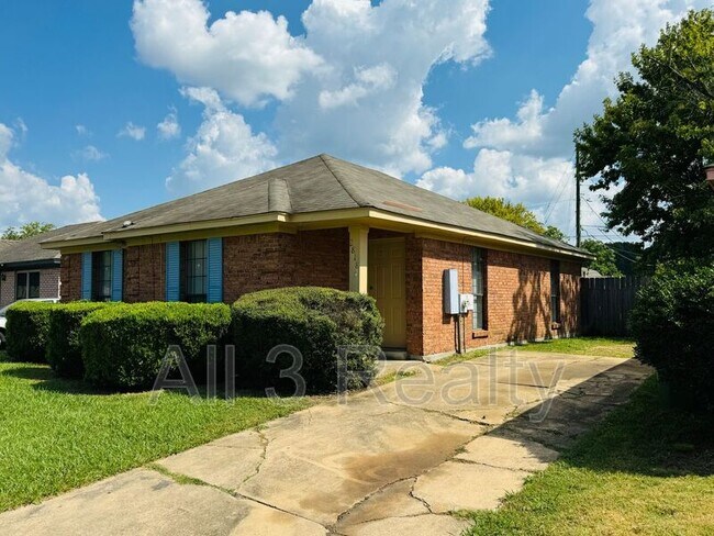 Building Photo - 2818 Country Ct