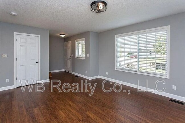 Building Photo - 710 SE Murphy Dr