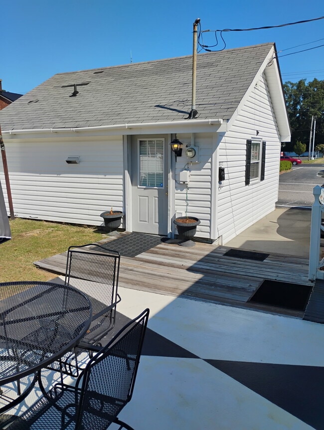 Building Photo - 706 Walston Ave