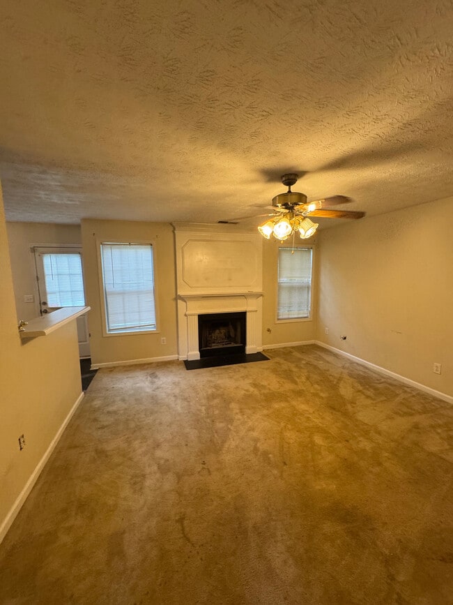 Building Photo - Room in House on Tara Bend