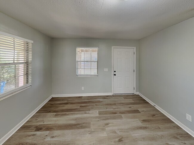 Building Photo - 5516 Ahmad Dr W
