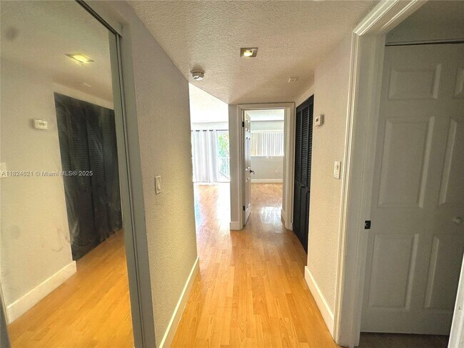 Foto del edificio - 7701 N Kendall Dr