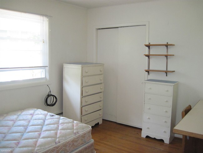 Building Photo - 1 br, 1 bath Apartment - 110 STEWART AVE # 2