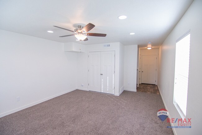 Building Photo - Amazing Large Townhome in Vineyard
