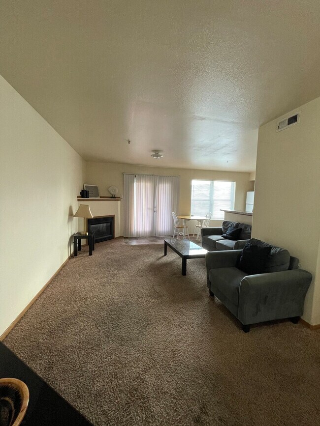 Foto del edificio - 6405N Chapel Hill Blvd