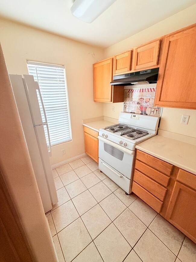 Building Photo - BEAUTIFUL 3 BEDROOM 2.5 BATH