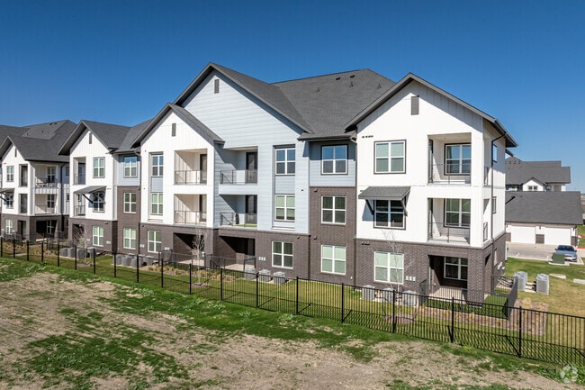 Building Photo - The Howard Apartments
