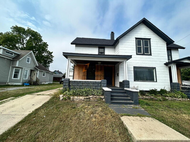 Building Photo - 1101 Manhattan St