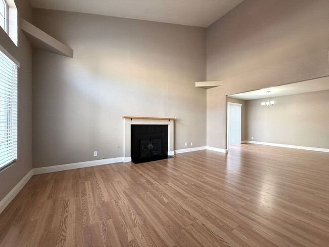 Building Photo - 2bedroom Townhouse near Wigwam Pkwy and Eastern ready for immediate move in!
