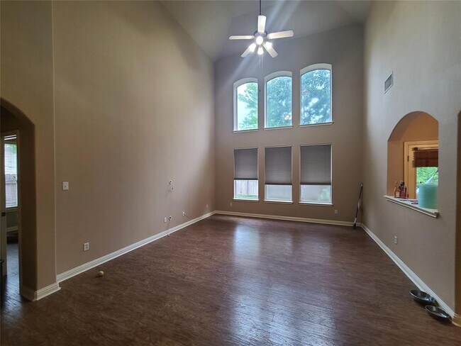 Building Photo - 10305 Yellowstone Dr