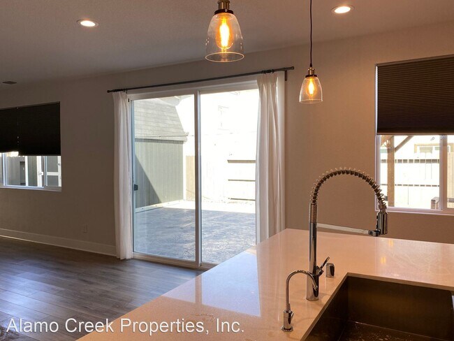 Building Photo - 4 br, 3 bath House - 925 Bergenia Street