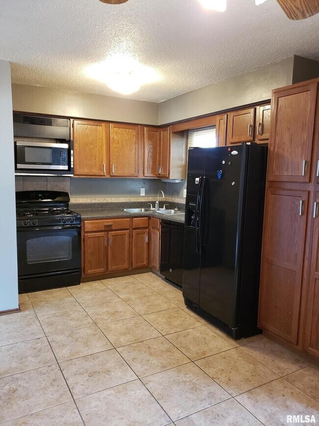 Foto del edificio - 4811 Candlelight Dr