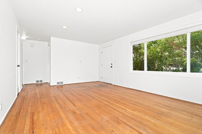 Foto del edificio - Beautiful Magnolia Home with Updated Kitchen, Spacious Yard & Flexible Living Space!- Available N...