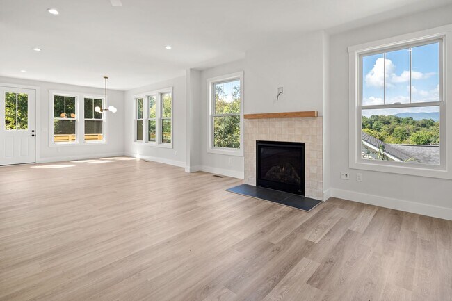 Building Photo - Modern Home in West Asheville!
