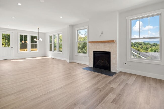 Foto del edificio - Modern Two-Story Home in West Asheville!