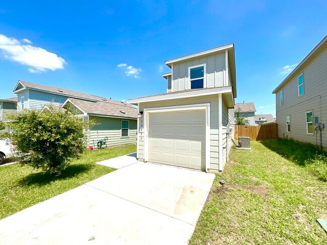 Foto del edificio - *MOVE IN SPECIAL* Modern Two-Story Home with Garage & Fenced Yard!